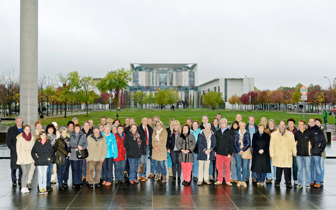 „Herzlich Willkommen“: Besuchergruppe aus dem Wahlkreis in Berlin