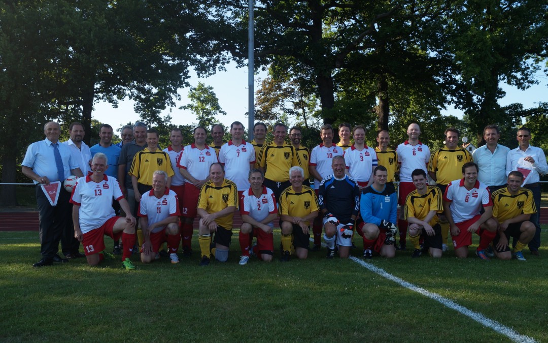 Torreiches Fussballspiel zwischen Alb-Donau Bürgermeistern und dem Deutschen Sparkassen- und Giroverband