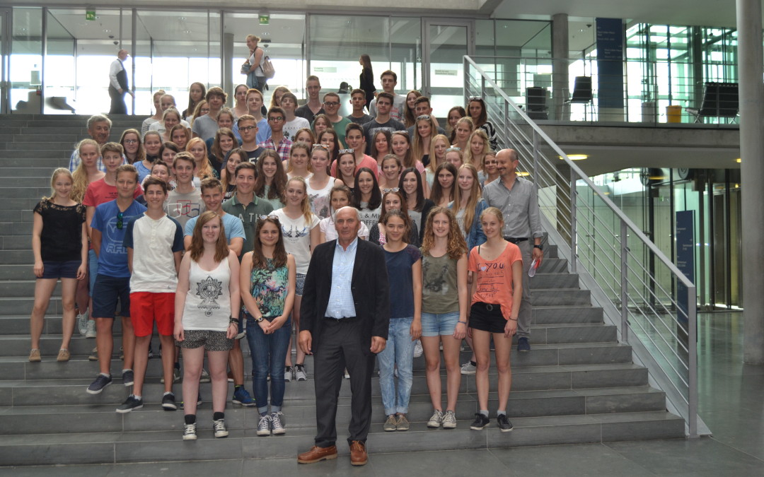 Waldemar Westermayer begrüßt Besuchergruppe des Bundesoberstufenrealgymnasiums aus Egg im Deutschen Bundestag